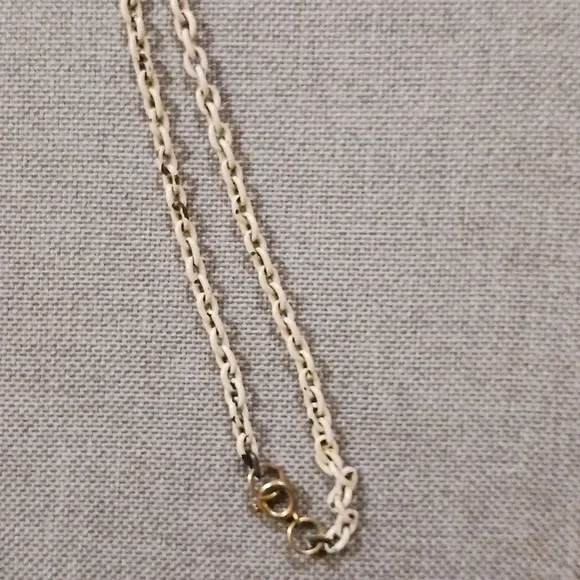 Women's Vintage Matching Necklace & Earring set. - Picture 4 of 4